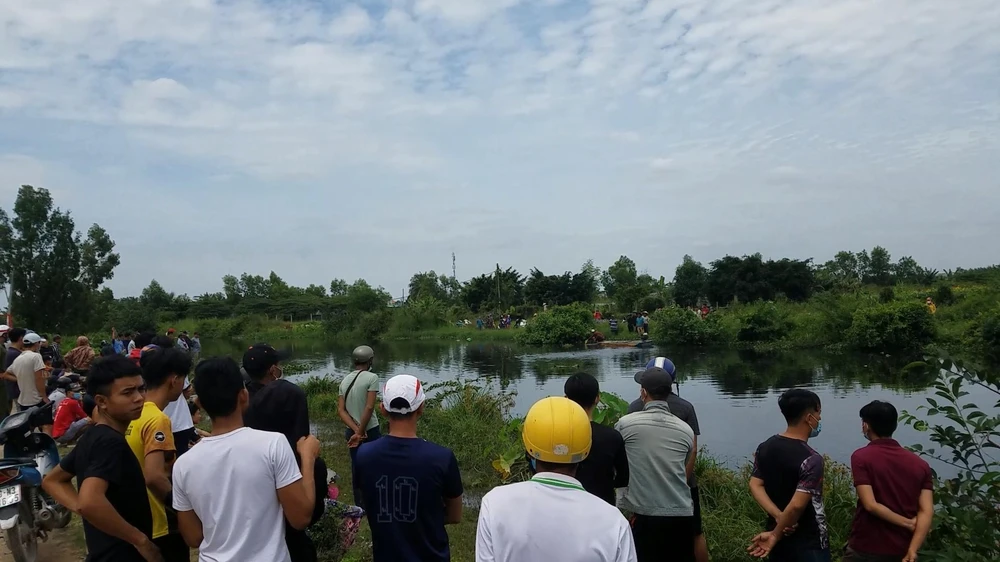 Ba thanh niên khoảng 16 tuổi chèo ghe đi hái dừa nước thì bị đuối nước. Ảnh: HT