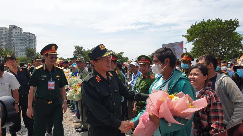 Bí thư Thành ủy TPHCM Nguyễn Văn Nên tặng hoa các lực lượng tham gia diễn tập.