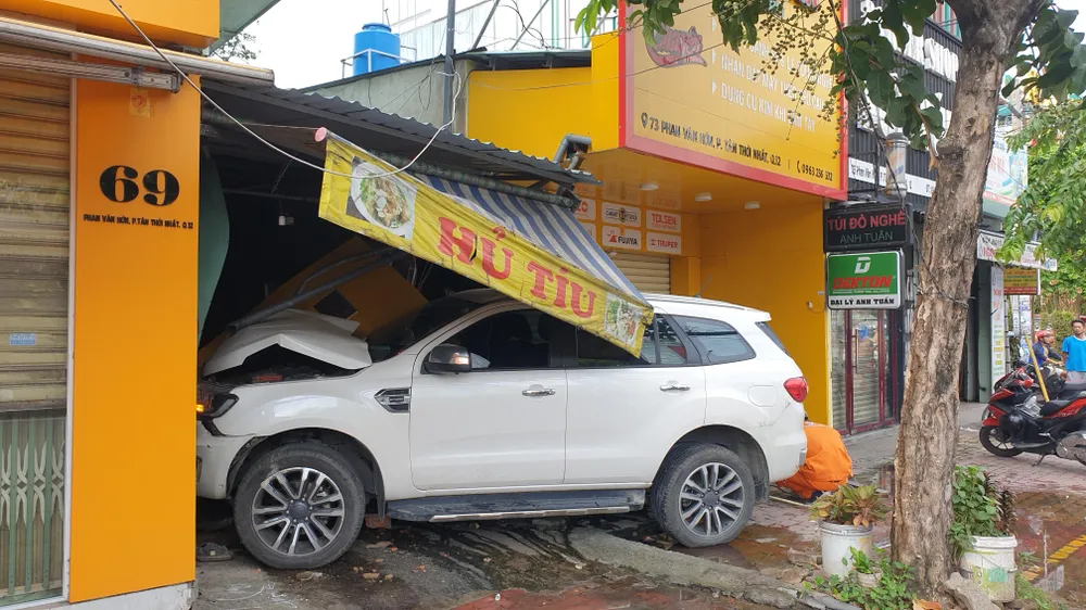 Chiếc xe lao vào nhà dân trên đường Phan Văn Hớn sáng ngày 30-10. Ảnh: NT Chiếc xe lao vào nhà dân trên đường Phan Văn Hớn sáng ngày 30-10. Ảnh: NT