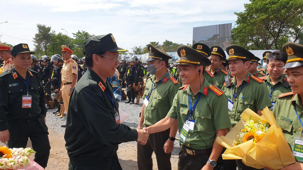 Chủ tịch UBND TPHCM Phan Văn Mãi thăm hỏi, động viên các cán bộ, chiến sĩ.
