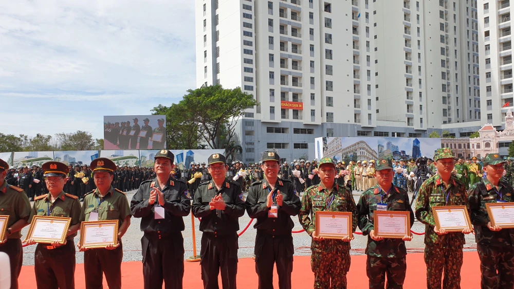 Lãnh đạo Thành ủy, UBND TP, Công an TP.HCM tặng hoa, bằng khen cho các lực lượng có thành tích xuất sắc trong diễn tập.