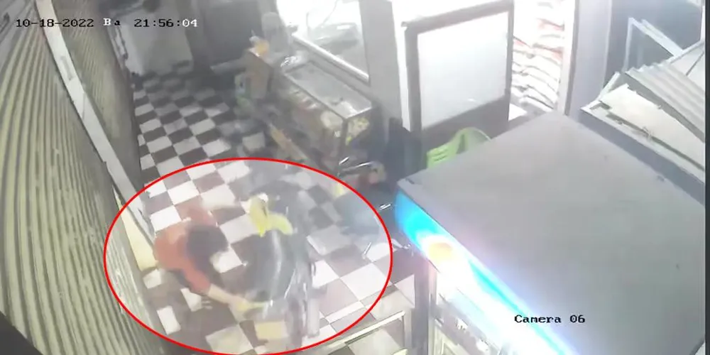 Người này còn mở cửa, lấy đi chiếc xe máy. Ảnh chụp từ clip