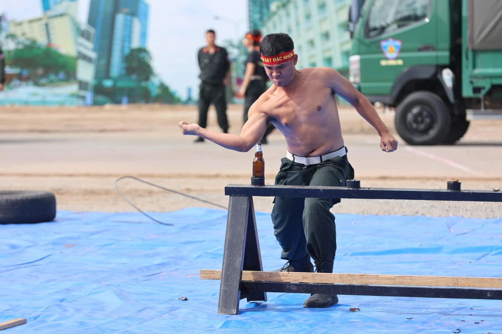 Các chiến sĩ cảnh sát đặc nhiệm biểu diễn võ thuật.