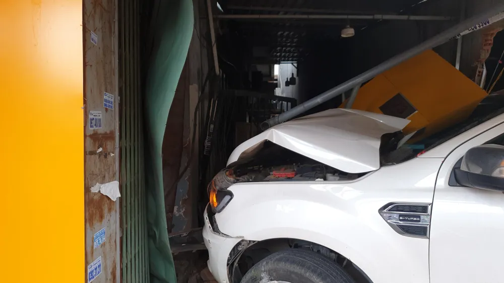 Đầu xe hư hỏng sau cú tông mạnh. Ảnh: NT Đầu xe hư hỏng sau cú tông mạnh. Ảnh: NT