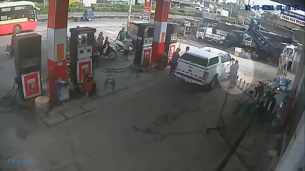 Sau khi lấy tài sản trong xe, người đàn ông nhanh chóng rời đi. Ảnh chụp từ clip Sau khi lấy tài sản trong xe, người đàn ông nhanh chóng rời đi. Ảnh chụp từ clip
