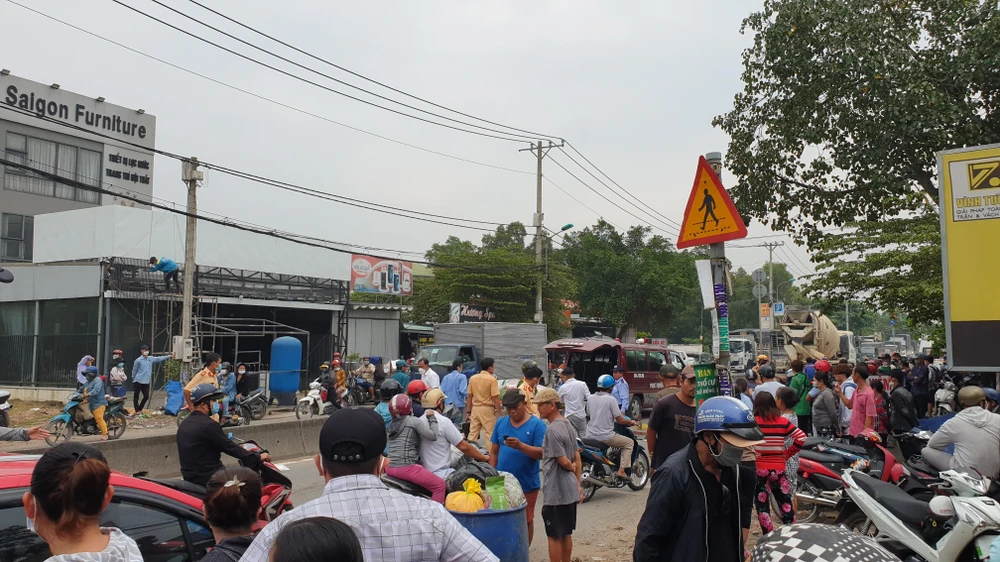 Vụ tai nạn khiến giao thông qua khu vực gặp khó khăn. Ảnh: NT