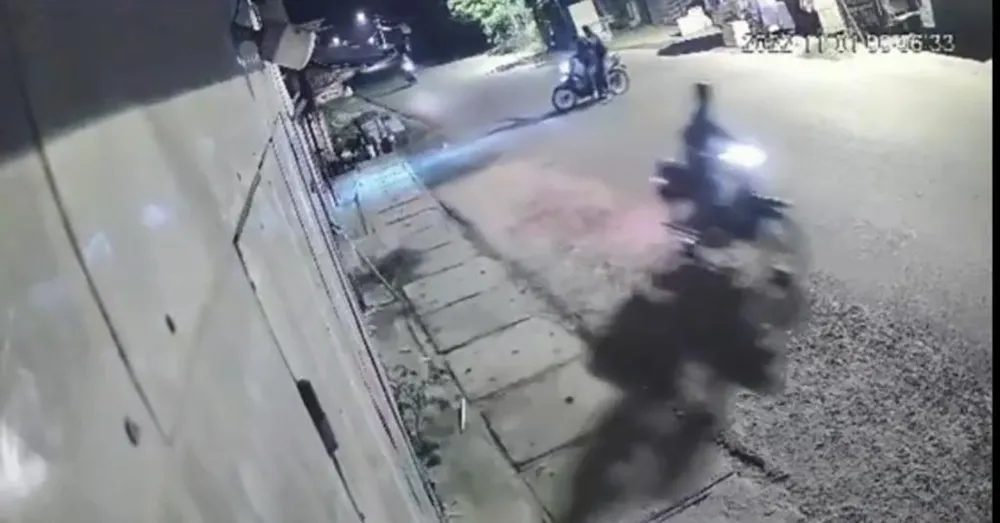 Ban đầu, các DQTV truy đuổi trộm chó nhưng cuối cùng thì bị đuổi ngược trở lại. Ảnh chụp từ clip Ban đầu, các DQTV truy đuổi trộm chó nhưng cuối cùng thì bị đuổi ngược trở lại. Ảnh chụp từ clip