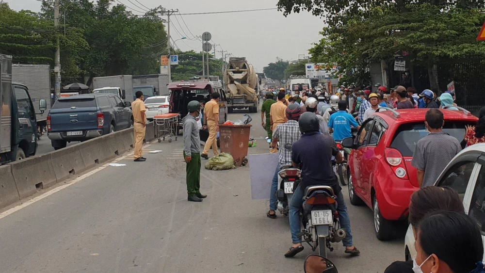 Đến khoảng 12 giờ trưa cùng ngày, thi thể nạn nhân được đưa khỏi hiện trường. Ảnh: NT