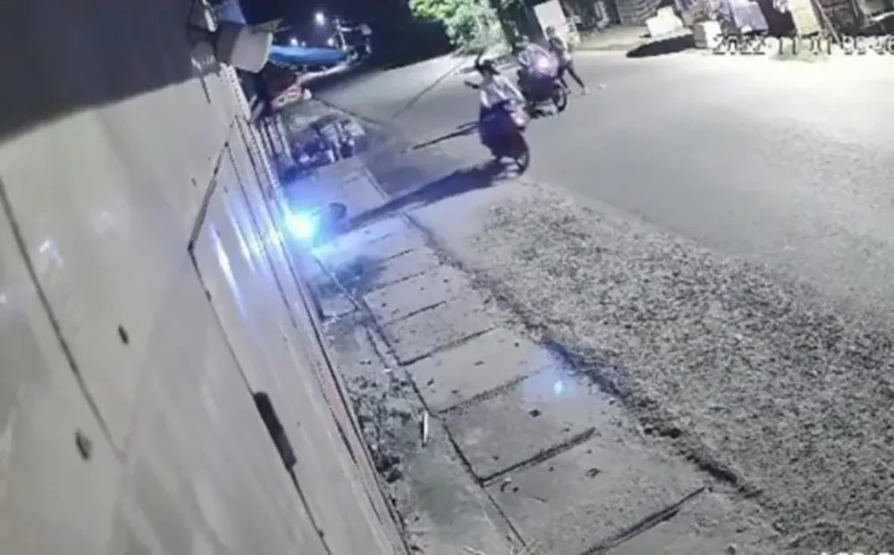 Nhóm trộm chó dùng gậy dài chừng 2 mét tấn công các DQTV. Ảnh chụp từ clip Nhóm trộm chó dùng gậy dài chừng 2 mét tấn công các DQTV. Ảnh chụp từ clip