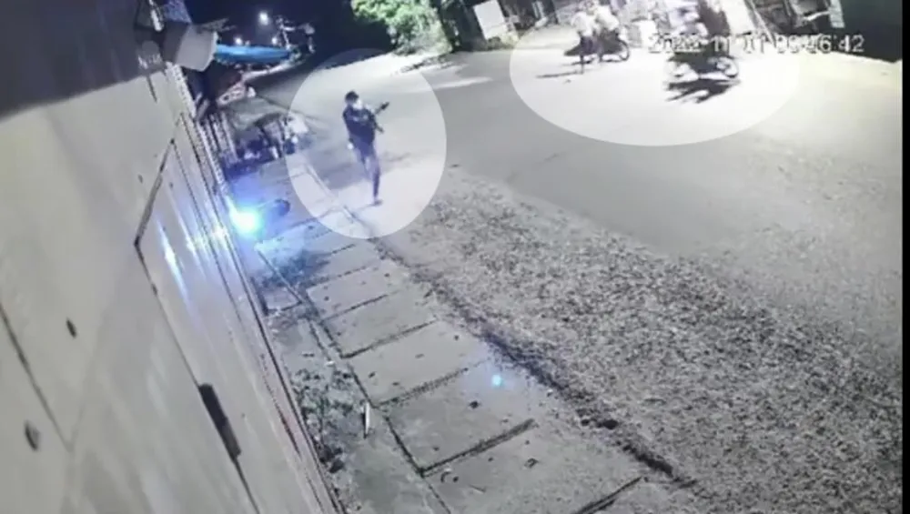 Nhóm trộm chó hung hãn khiến các DQTV bỏ chạy. Ảnh chụp từ clip Nhóm trộm chó hung hãn khiến các DQTV bỏ chạy. Ảnh chụp từ clip