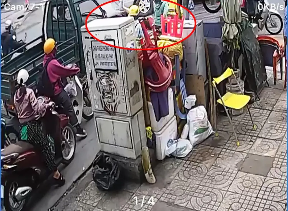 Trước đó, dầu nhớt từ xe tải đông lạnh chảy ra đường khiến một số người té ngã. Ảnh chụp từ clip Trước đó, dầu nhớt từ xe tải đông lạnh chảy ra đường khiến một số người té ngã. Ảnh chụp từ clip