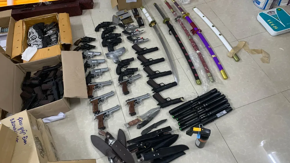 Số lượng lớn súng đạn bị công an phát hiện. Ảnh: CA