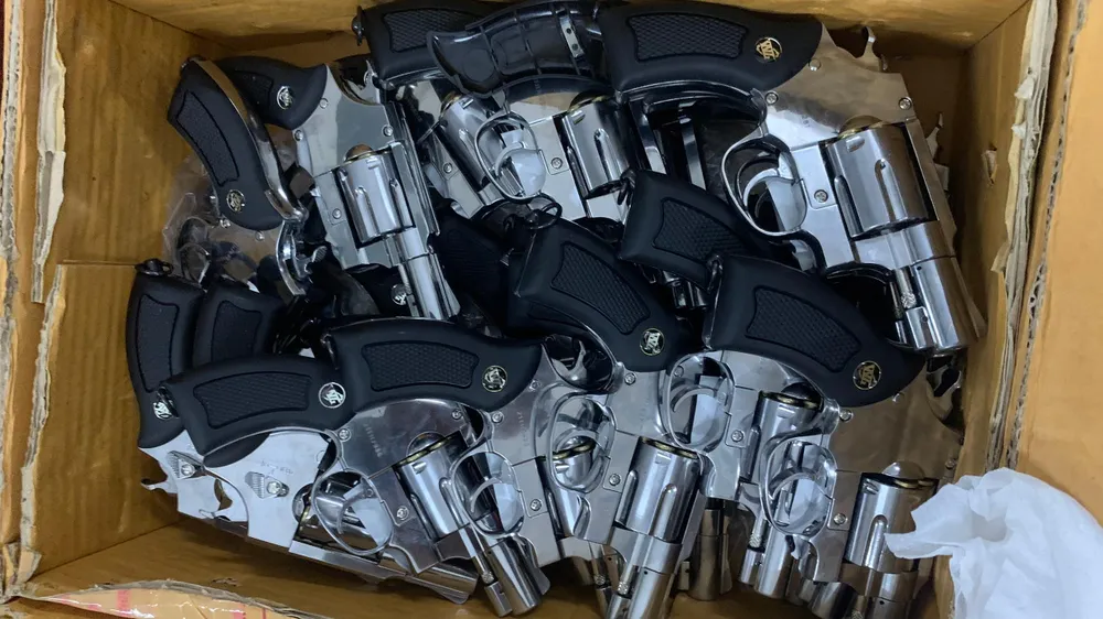 Công an thu giữ gần 150 khẩu súng, 250 viên đạn các loại; hơn 4.000 dao, kiếm và hàng trăm công cụ hỗ trợ khác. Ảnh: CA