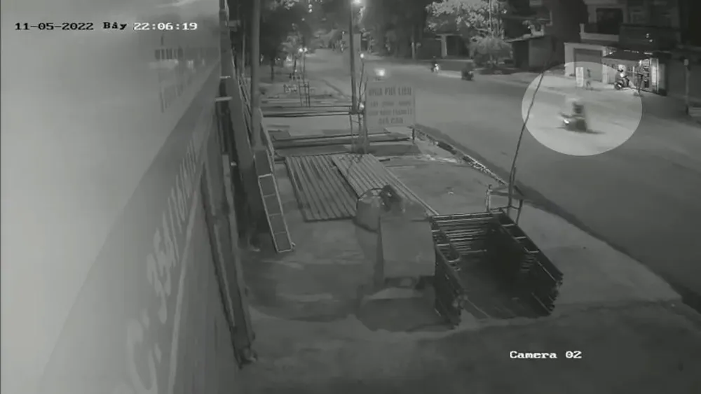 Người đàn ông chạy xe máy bị sụp ổ gà trên đường số 1. Ảnh chụp từ clip