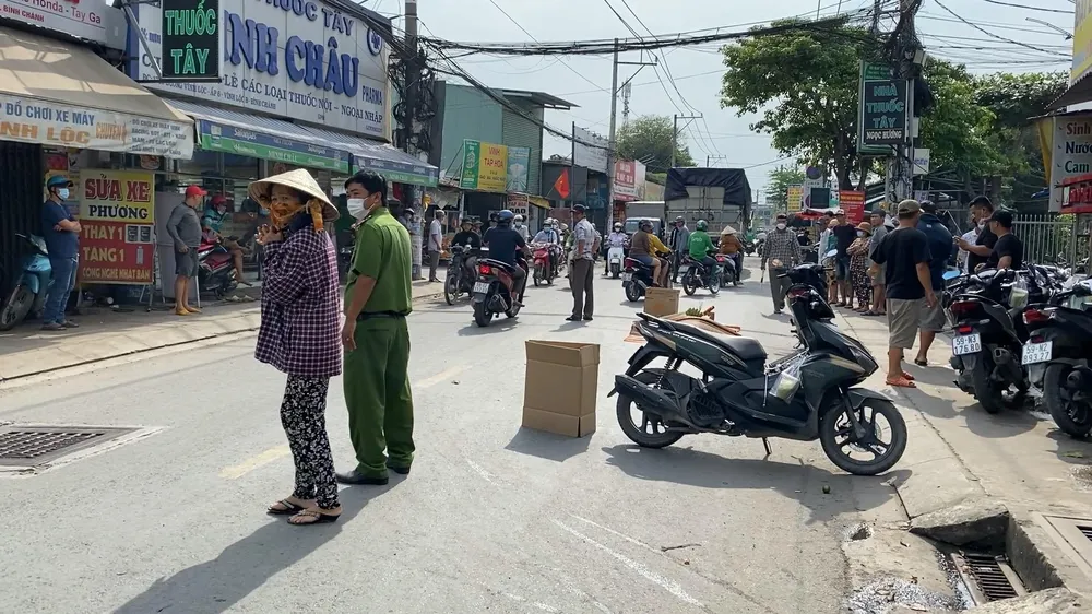 Theo người dân, trước đó, nam thanh niên đã va chạm với một xe máy khác và ngã xuống đường. Ảnh: HT