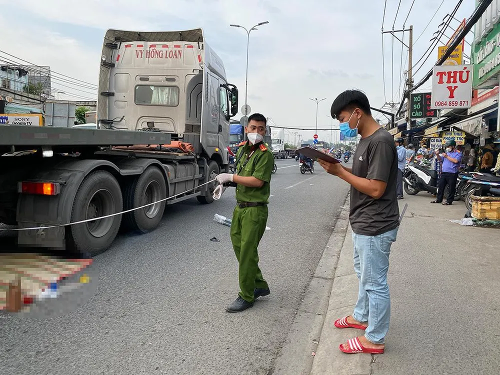 Lực lượng chức năng sau đó phong tỏa hiện trường, xác định nguyên nhân vụ tai nạn. Ảnh: HT
