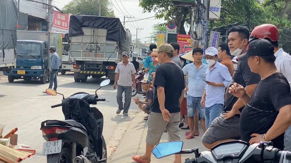 Ảnh hưởng từ tai nạn khiến giao thông qua khu vực gặp khó khăn. Ảnh: HT