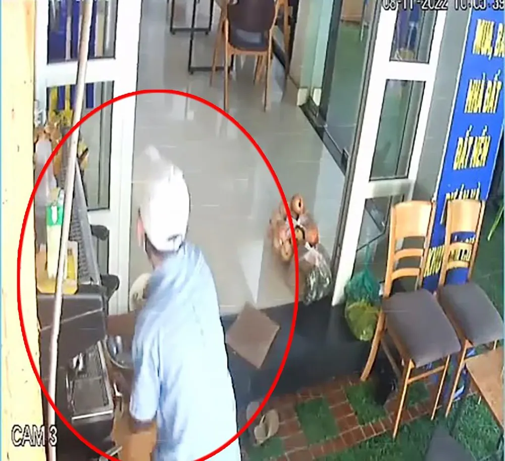 Sau khi quan sát phát hiện chủ nhà đi vào trong, người này chạy vào lấy hai điện thoại. Ảnh chụp từ clip Sau khi quan sát phát hiện chủ nhà đi vào trong, người này chạy vào lấy hai điện thoại. Ảnh chụp từ clip