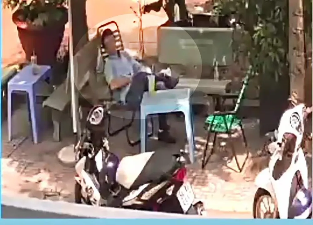 Người đàn ông đến uống nước mía, ngồi đối diện nhà của chị T. Ảnh chụp từ clip Người đàn ông đến uống nước mía, ngồi đối diện nhà của chị T. Ảnh chụp từ clip