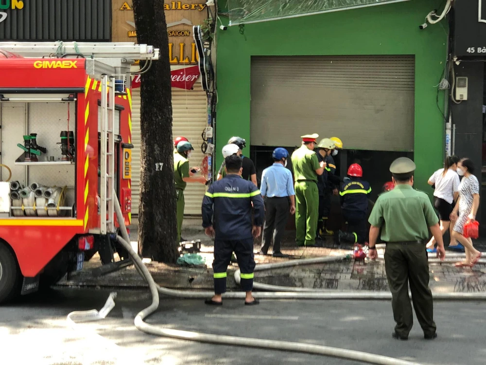 Lực lượng cảnh sát PCCC quận 3 sau đó đến hiện trường từ cuộc gọi của người dân. Ảnh: NGUYỄN YÊN