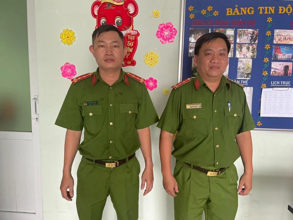 Đại úy Vũ Văn Quyền và Đại úy Huỳnh Minh Phụng đã dập tắt đám cháy nhà trước khi lực lượng cảnh sát PCCC quận 3 tới. Ảnh: CA