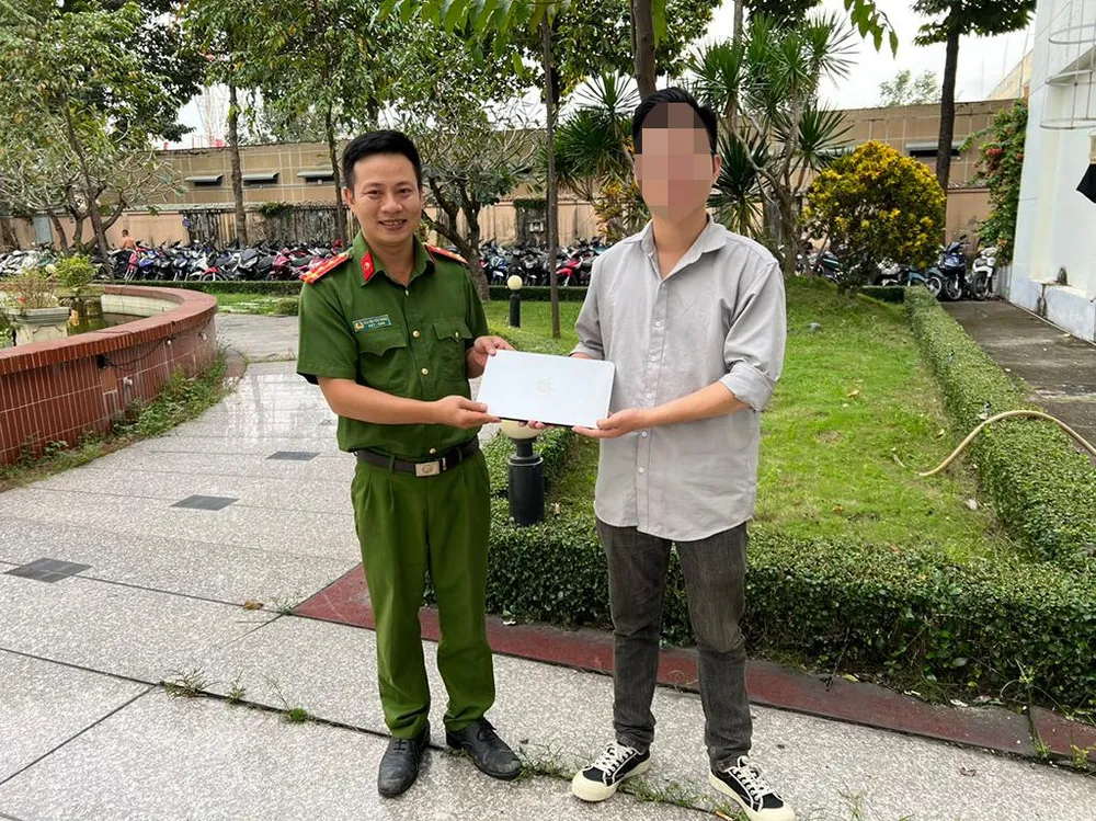 Máy tính được trả lại cho phóng viên T. Ảnh: NT