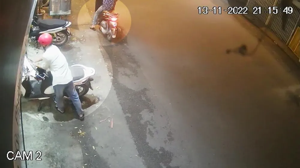 Thanh niên bẻ khóa trộm xe SH, chủ ngồi cách đó gần 2 mét không hay biết thanh-nien-be-khoa-trom-xe-sh-o-tan-phu