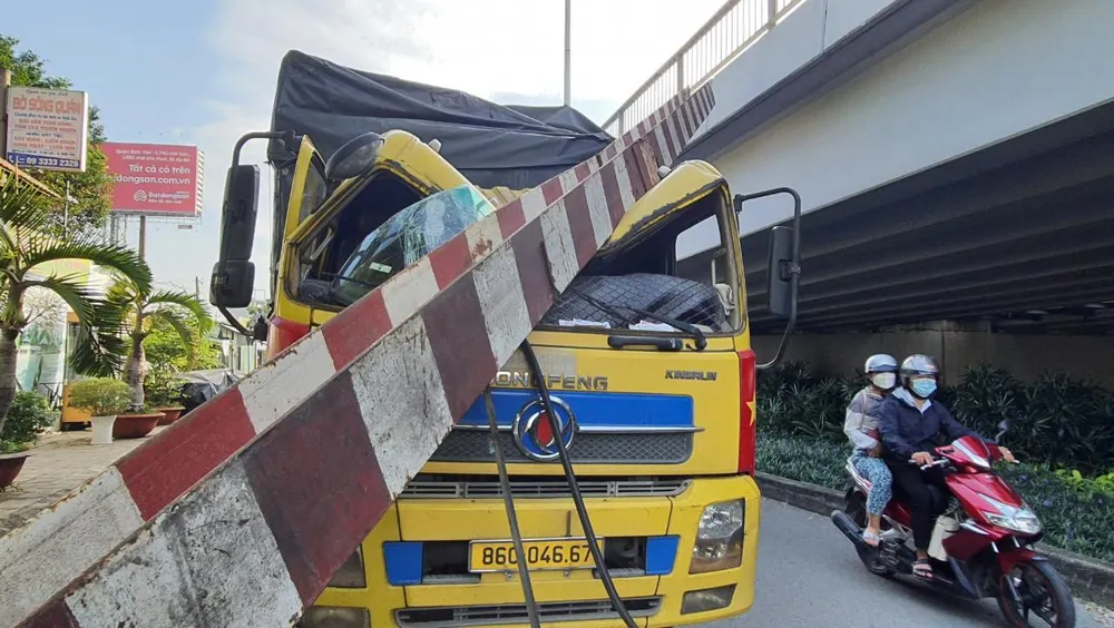 xe-tai-tong-sap-thanh-gioi-han-chieu-cao-cau-nuoc-len