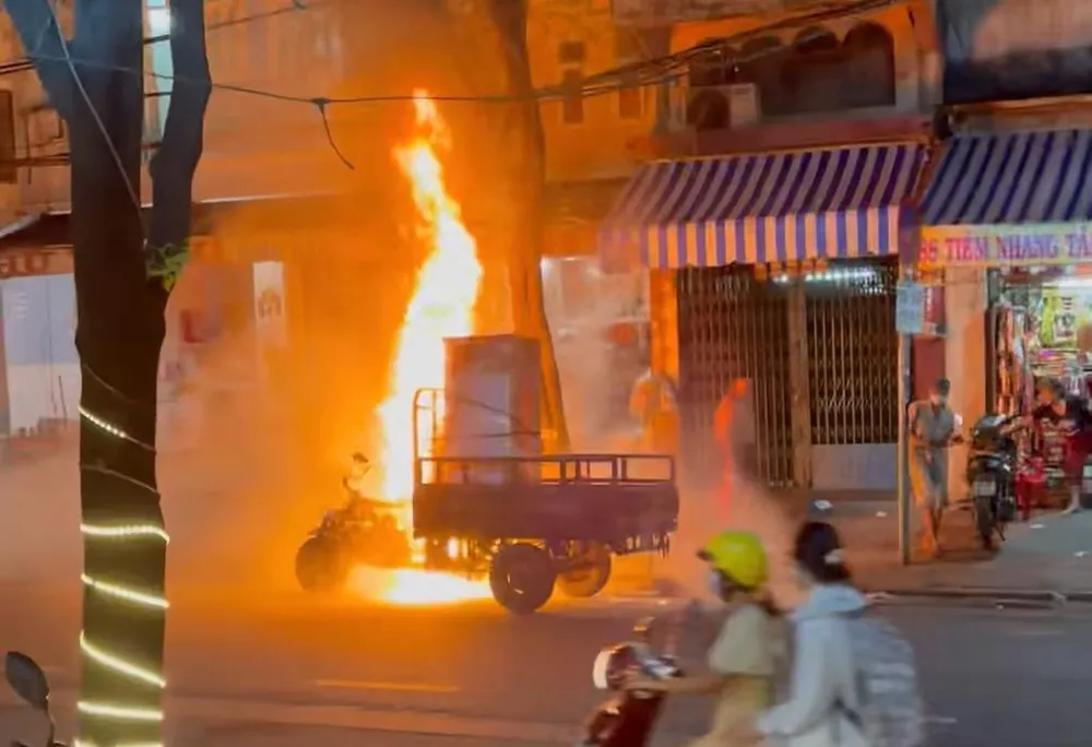 Cháy xe ba gác máy ở quận 11, tổ liên gia dập trong ít phút chay-xe-ba-gac-may-quan-11-to-lien-gia-nhanh-chong-dap-tat