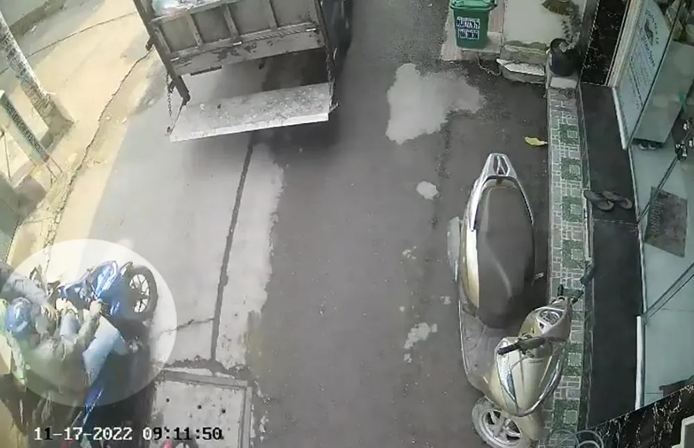 Nam thanh niên cướp giật điện thoại của người đàn ông đang cầm trên tay. Ảnh chụp từ clip Nam thanh niên cướp giật điện thoại của người đàn ông đang cầm trên tay. Ảnh chụp từ clip