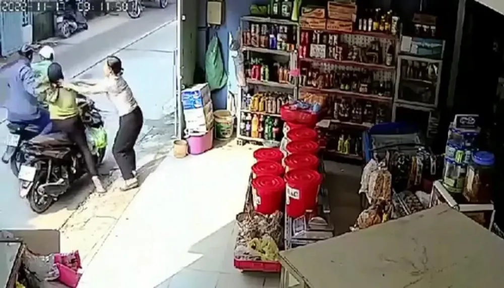 Khi được hơn 1 mét, cả hai thấy người phụ nữ đang đứng mua hàng thì áp sát, cướp giật dây chuyền. Ảnh: CA Khi được hơn 1 mét, cả hai thấy người phụ nữ đang đứng mua hàng thì áp sát, cướp giật dây chuyền. Ảnh: CA