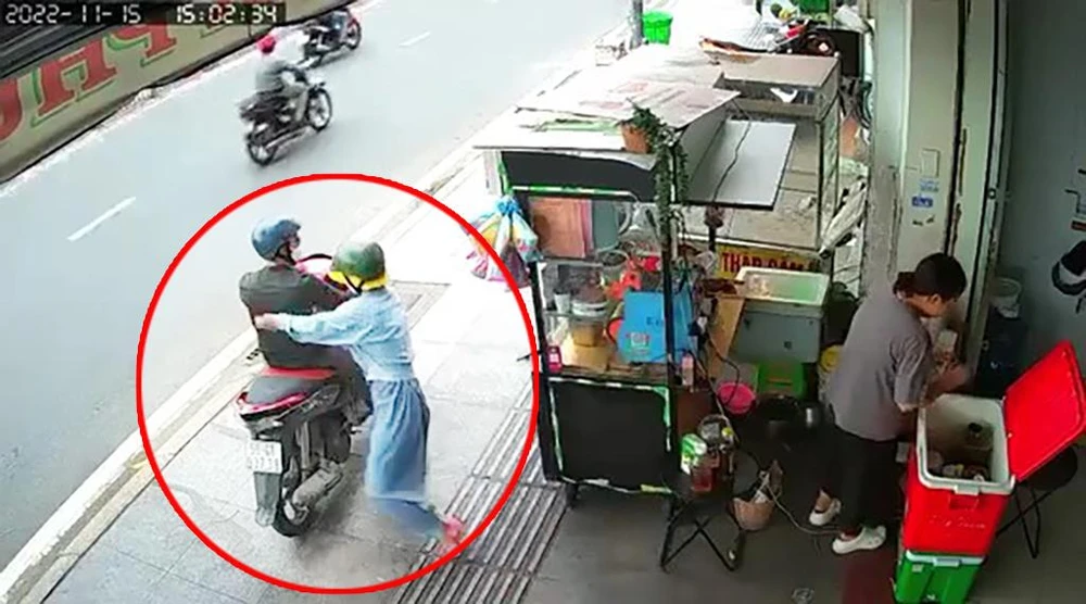 Người phụ nữ nhanh chóng lên xe tẩu thoát. Ảnh chụp từ clip