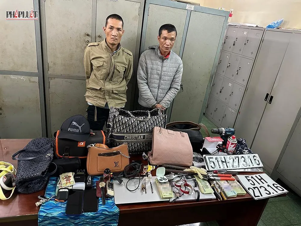 Nhóm trộm lái ô tô chuyên đột nhập biệt thự từ Nghệ An vào TP.HCM bat-bang-trom-tu-nghe-an-vao-tphcm-trom-o-da-nang