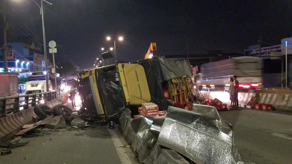 xe-tai-cho-bia-lat-cau-vuot-go-may