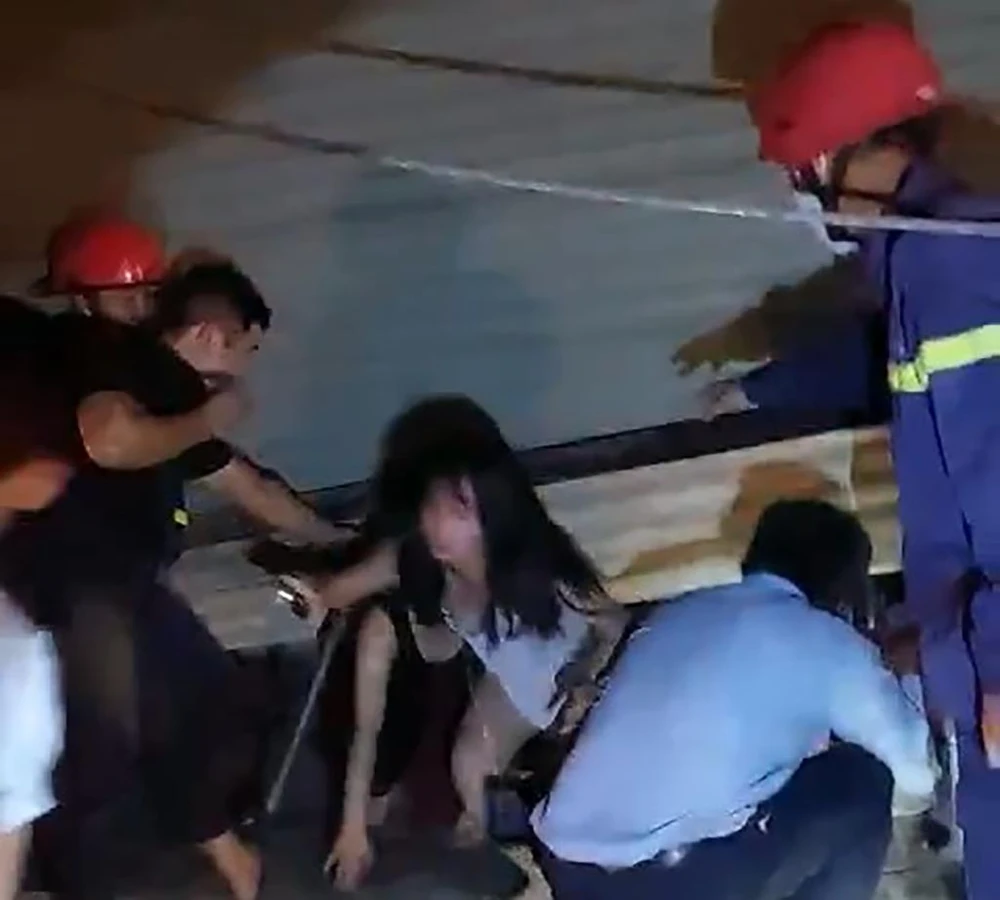 Những người này may mắn không bị thương tích. Ảnh: CA Những người này may mắn không bị thương tích. Ảnh: CA