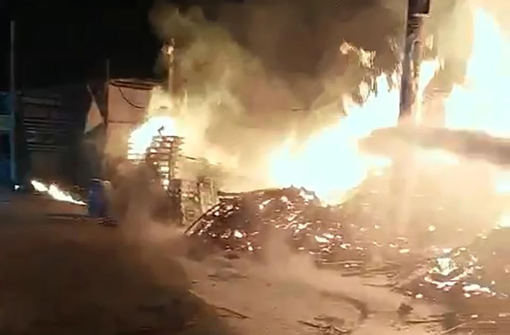 Khói lửa dữ dội bùng lên từ khu vực chứa pallet gỗ. Ảnh: CA Khói lửa dữ dội bùng lên từ khu vực chứa pallet gỗ. Ảnh: CA