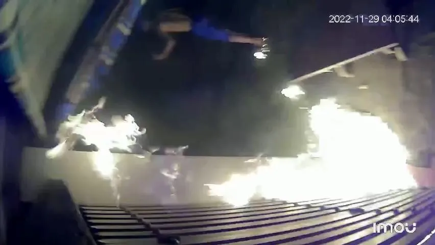 Người đàn ông tưới xăng đốt nhà hàng xóm ở Tân Phú tuoi-xang-dot-nha-hang-xom-o-tan-phu