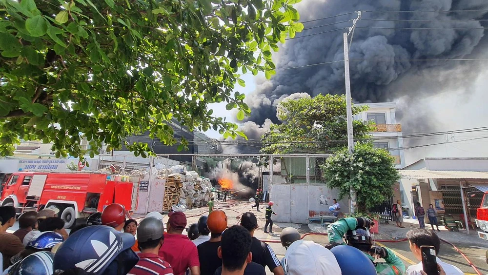 Vụ cháy làm hư hại nhiều tài sản bên trong kho phế liệu. Ảnh: HT