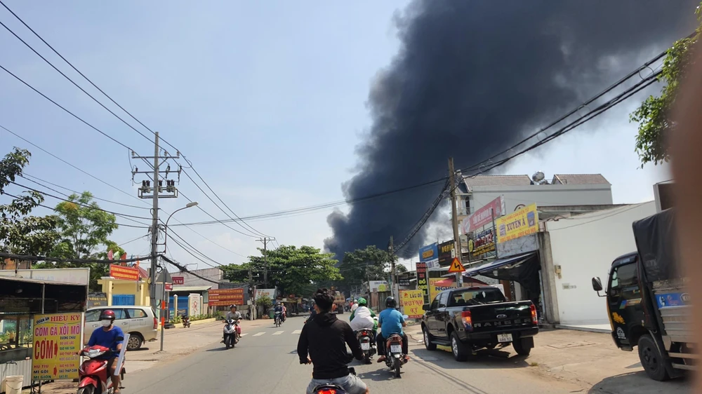 Đám cháy dữ dội bùng phát từ kho phế liệu trên địa bàn xã An Phú Tây, huyện Bình Chánh. Ảnh: HT