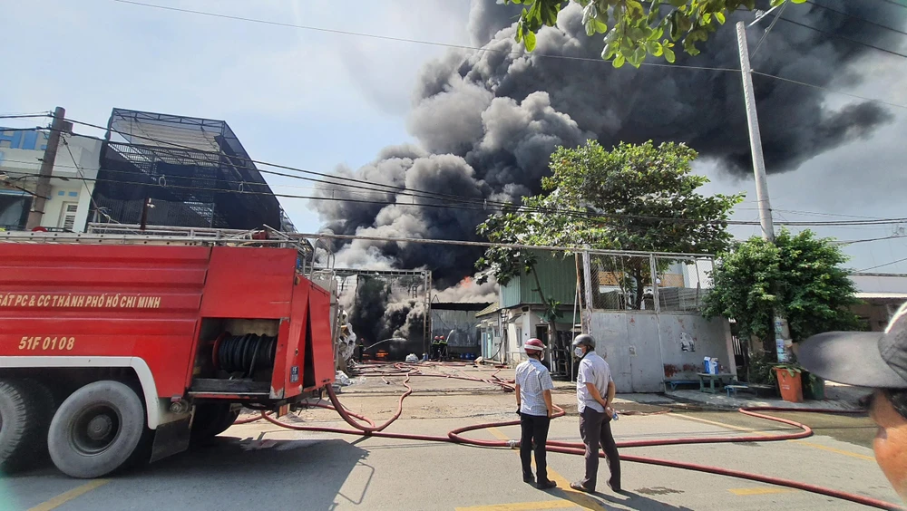 Cảnh sát PCCC và CNCH, Công an huyện Bình Chánh điều động phương tiện và lực lượng tới khống chế. Ảnh: HT