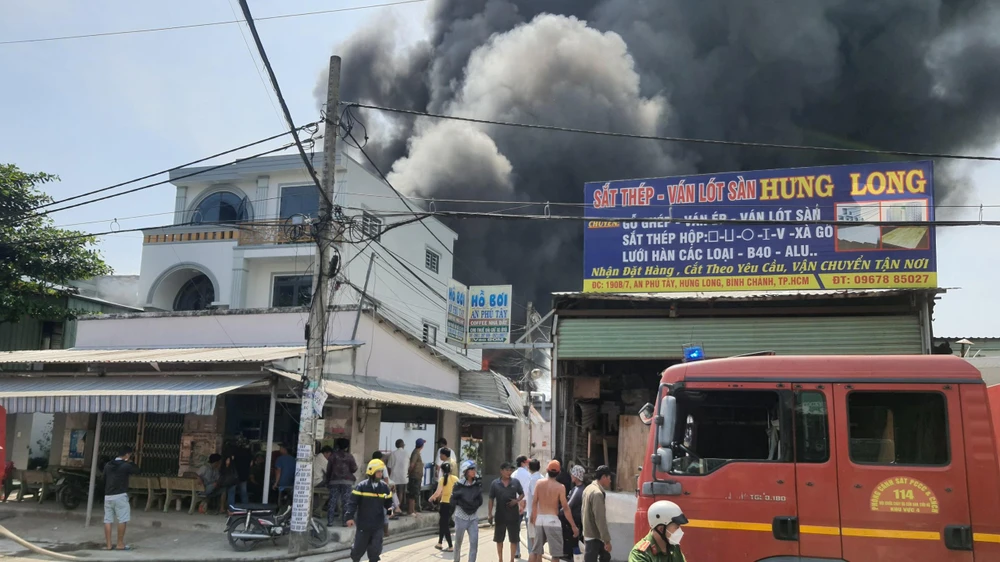 Khói bốc cao kèm sức nóng từ ngọn lửa khiến người dân khu vực hốt hoảng. Ảnh: HT