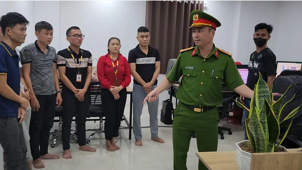 Các nhân viên công ty được xác định đòi nợ kiểu khủng bố. Ảnh: CA Các nhân viên công ty được xác định đòi nợ kiểu khủng bố. Ảnh: CA