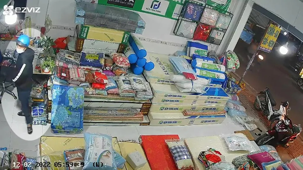 trom-dien-thoai-lam-roi-ca-dep