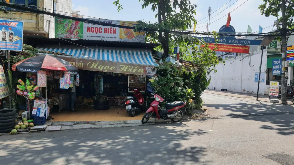 Người đàn ông lấy điện thoại trên tay bé gái 7 tuổi gần trụ sở công an lay-dien-thoai-tren-tay-be-gai-tan-phu