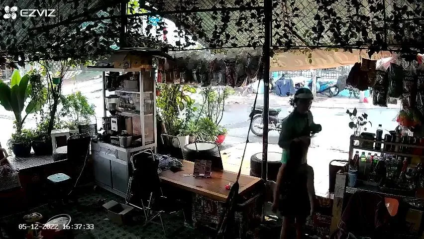 Bắt thanh niên cướp vàng của bé trai 4 tuổi ở Tân Phú bat-cuop-vang-tren-tay-be-trai-4-tuoi