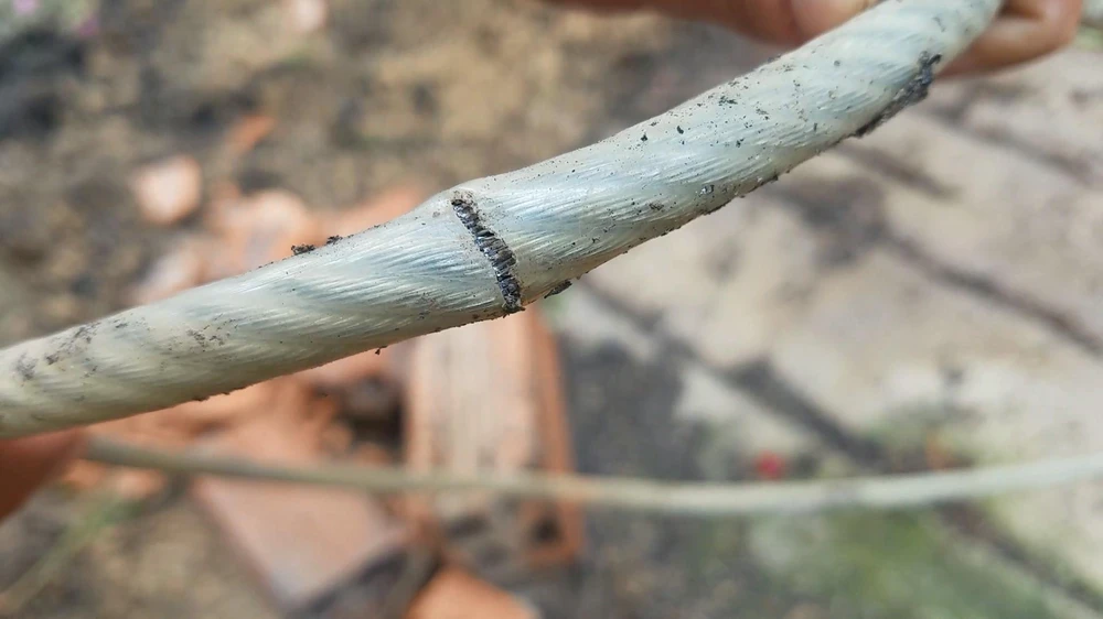 Cọng dây cáp bị cắt bị bỏ lại hiện trường. Ảnh: HT