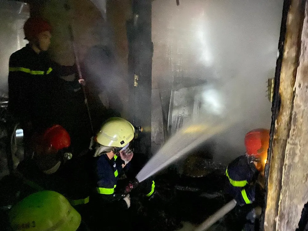 chay-nha-duong-cao-thang-quan-3-4-nguoi-mac-ket