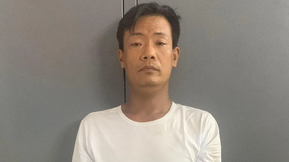 Cướp giả nhân viên chống thấm vào chung cư kề dao vào cổ, cướp tiền gia-nhan-vien-chong-tham-chung-cu-thoi-binh-de-cuop