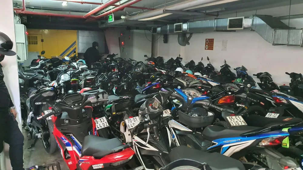 Hàng trăm xe độ chế bị lực lượng chức năng phát hiện ở địa bàn phường 14, quận Bình Thạnh. Ảnh: NY Hàng trăm xe độ chế bị lực lượng chức năng phát hiện ở địa bàn phường 14, quận Bình Thạnh. Ảnh: NY