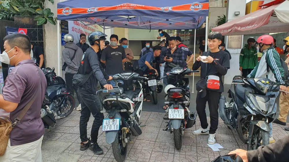 Ngoài xe máy không giấy tờ ở trước sân thì dưới hầm xe cũng có nhiều xe độ chế, không giấy tờ. Ảnh: NY Ngoài xe máy không giấy tờ ở trước sân thì dưới hầm xe cũng có nhiều xe độ chế, không giấy tờ. Ảnh: NY